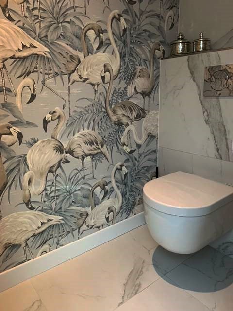 Moderne badkamer met Vloertegel Cifre Statuario Mat op het toilet- RBSanitair blog
