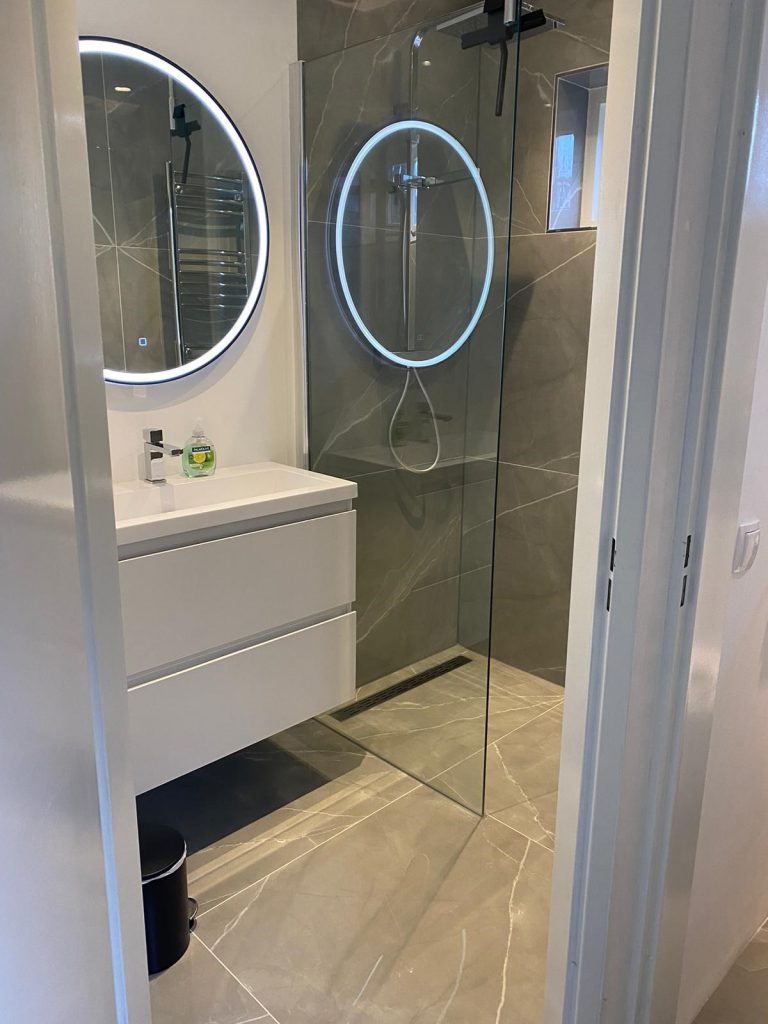 Moderne badkamer in Hoogglans - badkamer inspiratie bij RB Sanitair