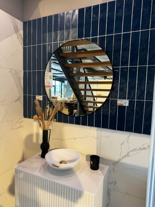 Badkamer inrichten - voorbeeld in onze showroom; badkamerspiegel Luxury - wandtegels RBT19 en RBT20, vloertegels RBT03