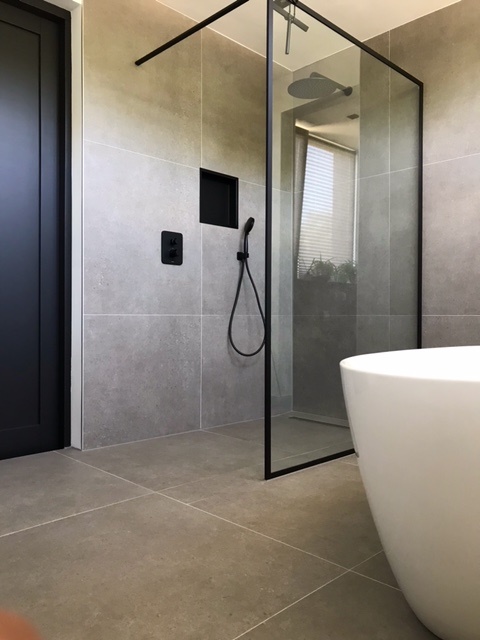 RB Sanitair Blog - Badkamerinspiratie - moderne badkamer vloertegel betonlook