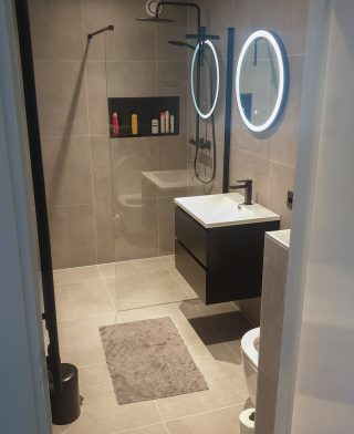Badkamermeubel 60 cm Mat-zwart-wastafel hoogglans wit Vakna in de badkamer