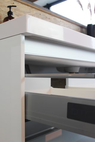 Badkamermeubel Bestur Glans Wit met greeplijst met Wastafel - detail