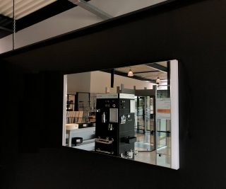 Badkamerspiegel 100 cm Led met Spiegelverwarming Xlight Rechthoek - Aan de wand in de showroom