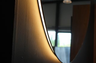 Badkamerspiegel Love Dimbaar LED met spiegelverwarming Druppel Ovaal - Close up 1