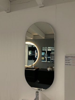 Badkamerspiegel Ovaal 45x100 cm met Led Verlichting en Spiegelverwarming Xlight - Aan de wand in onze showroom