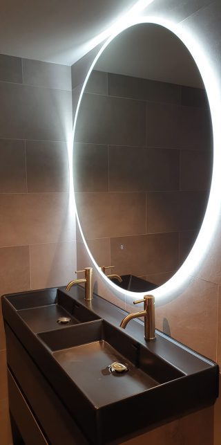 Badkamerspiegel rond 120 cm LED-verlichting Perla,wastafelkraan Boginn goudn en wastafel Trogolo mat zwart - in de badkamer