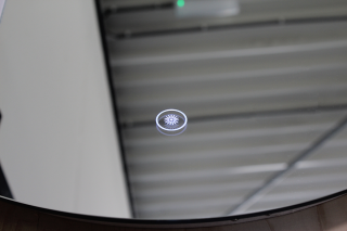 Badkamerspiegel rond met LED-verlichting rondom Gler touch bediening details_