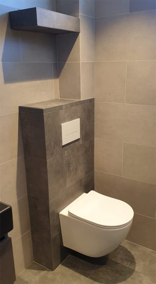 Compact Randloos toilet wit met softclose zitting Skvetta Slimline - in de badkamer