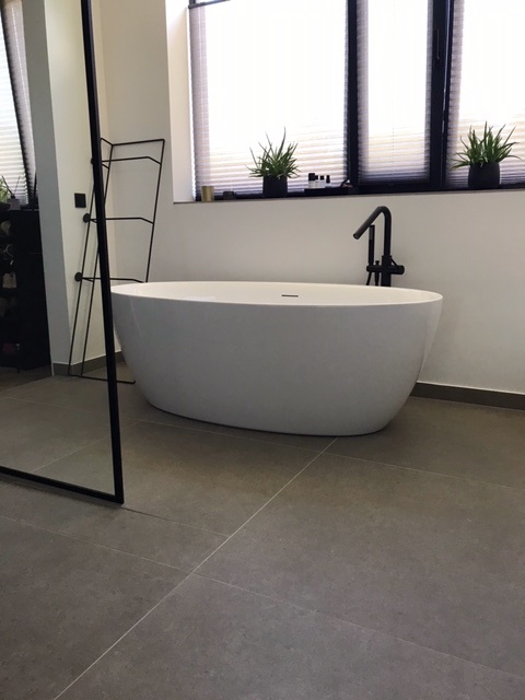 Complete badkamer met ligbad - Mingo RB Sanitair inspiratie