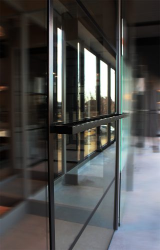 Douchewand Bern met Zwarte Strepen in het Glas - detail foto in onze showroom