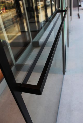 Douchewand Rahmen met Zwart Frame in het Glas - handdoekhouder detail foto
