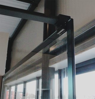 Douchewand Rahmen met Zwarte Frame in het Glas - Muurprofiel detail