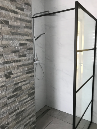 Inloopdouche 80×200 cm met mat zwart profiel buitenzijde in de douche hoek