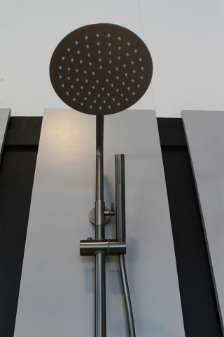 Opbouw Regendoucheset 20 cm met thermostaatkraan Gun metal Bolli - douchekop detail
