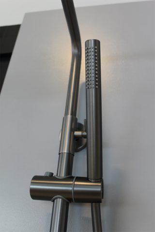 Opbouw Regendoucheset met thermostaatkraan Gun metal Bolli - handdouche detail
