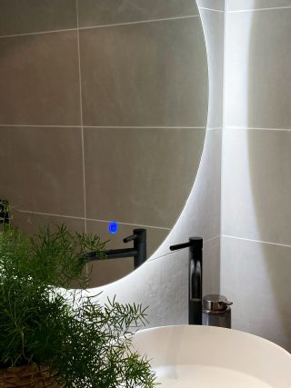 Badkamerspiegel 80 cm met LED-verlichting en spiegelverwarming Gler