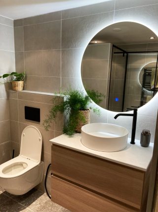 Badkamerspiegel 80 cm met LED-verlichting en spiegelverwarming Gler, waskom keramiek Snilld en Toilet Skvetta