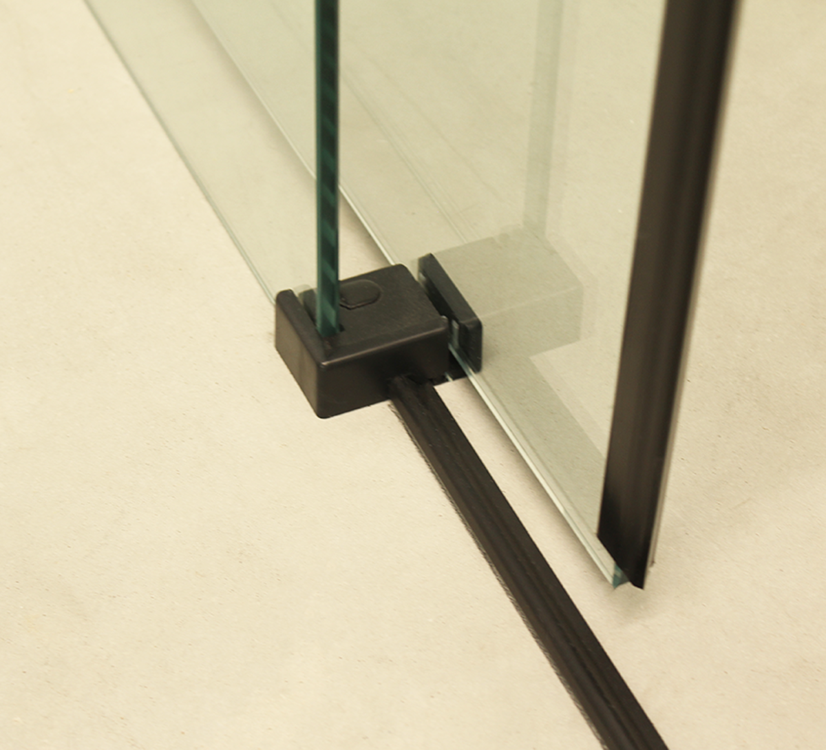 Douchecabine Mat Zwart schuifdeur op rails glas 8 mm leverbaar in 80 en 90 cm diep Douchecabine Mat Zwart schuifdeur op rails glas 8 mm leverbaar in 80 en 90 cm diep
