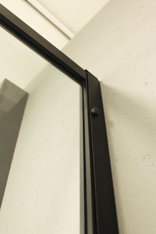 Douchecabine mat zwart hoekinstap industrieel frame draaideur leverbaar in 80x80 en 90x90 cm