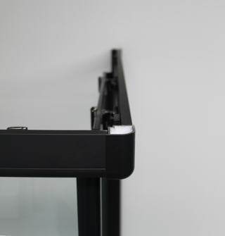 Douchecabine Zwart hoekinstap schuifdeur nano glas 8 mm zowel in 80x80 als 90x90 leverbaar.