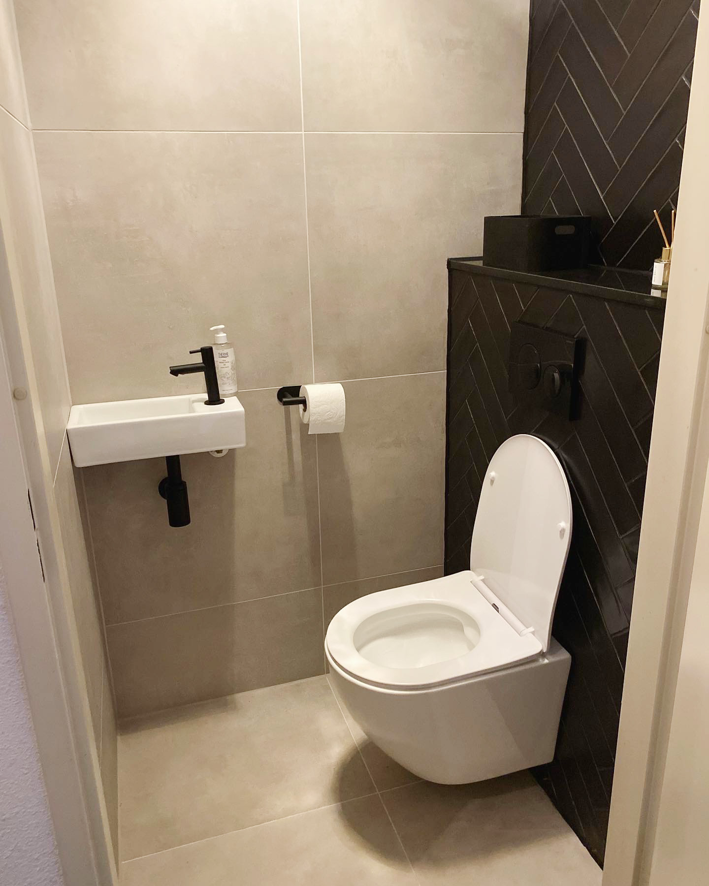 Complete Toiletset Zwart Glans Bedieningspaneel?