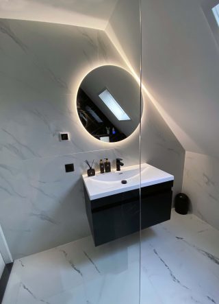 De Gler spiegel 80 cm met de hoogglans vloertegels 60×120 cm Statuario Grijs NR46 in de badkamer