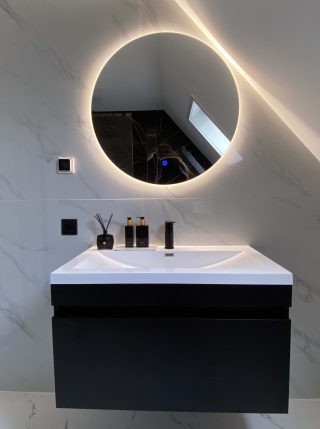 De Gler spiegel 80 cm vooraanzicht met de hoogglans vloertegels 60×120 cm Statuario Grijs NR46 in de badkamer