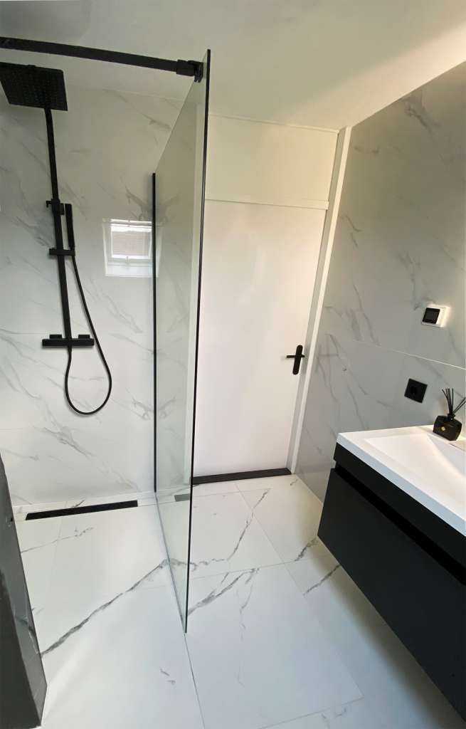 Neem een ​​bad graven Alfabet Zwart-witte badkamer met marmerlook tegels | Complete Badkamer Kopen